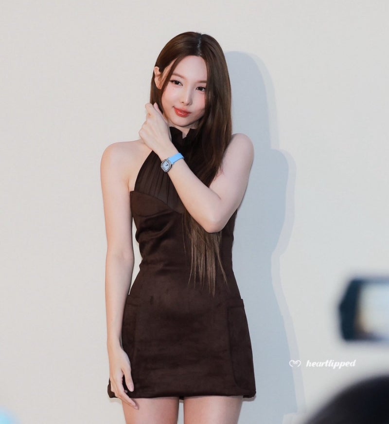 상큼한 트와이스 나연의 분위기 반전, 가을 브라운 원피스에 하늘색 시계 (로카 청담 오픈행....