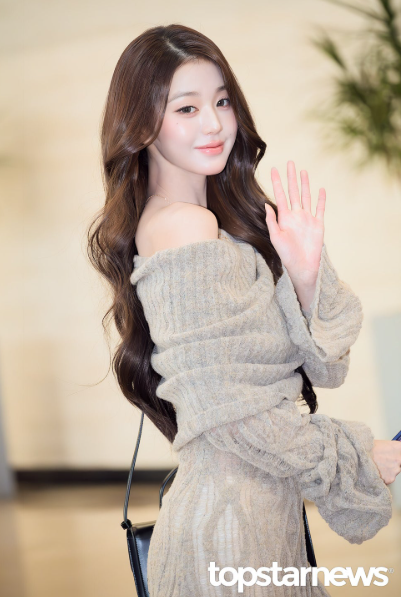 "이거 대박 날듯.." 장원영이 입은 43만원 시스루 니트 원피스의 정체