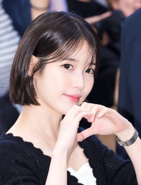 "She cut her hair like this after 10 years?" IU's short hair and autumn knit look at the stage greeting changed the whole vibe