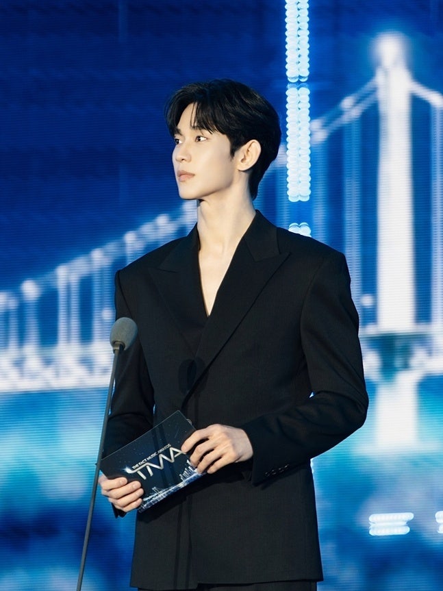 김수현, '넘사벽 아우라'로 복귀 무대 섰다…1년 4개월 만의 공식석상