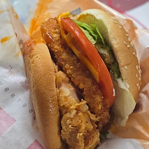 kfc 칰폴레 맵징거타워버거 리뷰. 단품가격 7200원 칼로리 803킬로칼로리. 가격 할인쿠폰을 써....