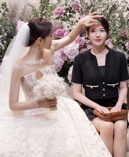 사진 1장으로 화제 폭발! 아이유, 스태프 결혼식 '민폐 제로' 단정 블랙 트위드 하객룩