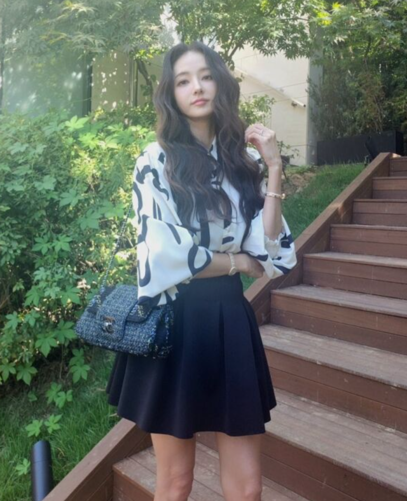 한채영 블랙 미니스커트 근황, 긴 웨이브 헤어까지 ‘바비인형’ 실루엣