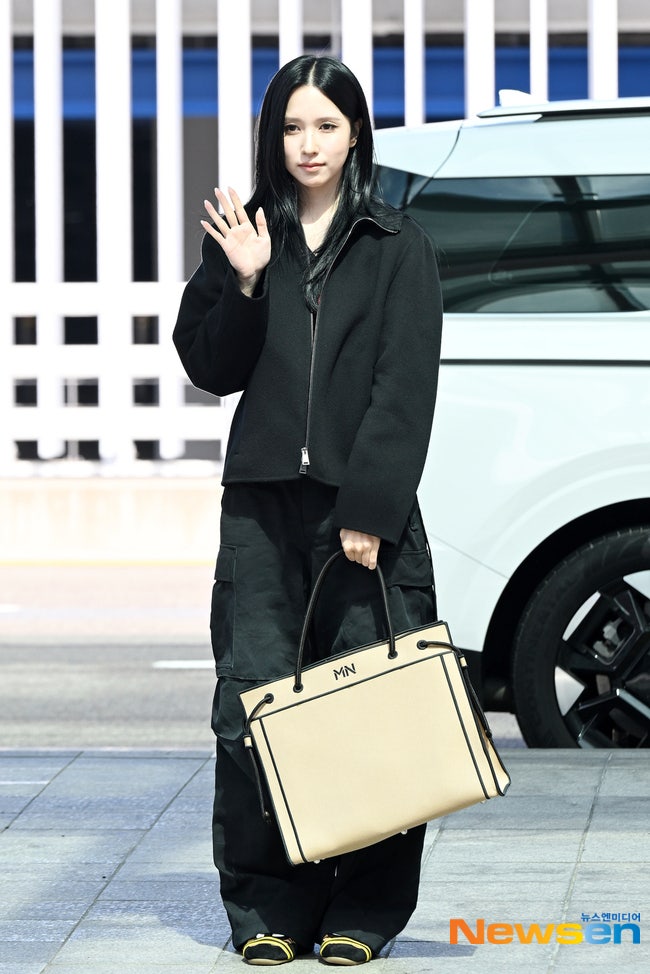 TWICEミナの空港ファッション、レースを脱ぎ捨てカーゴパンツでガラリと変わったオールブラック｜バッグ・靴・フェンディショー