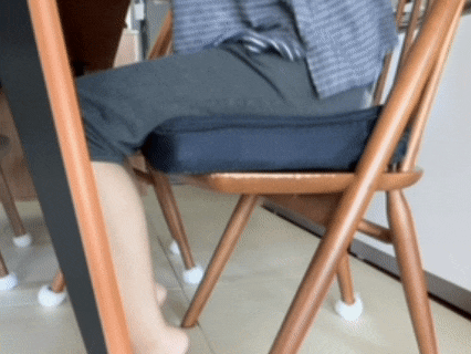딱딱한 식탁의자에 올려본 네오라이프 스프링 쿠션방석 5cm