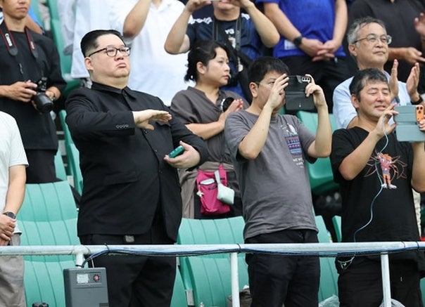 "웃음으로 공포를 깨겠다"... 하워드 X, 13년째 김정은 풍자 끝 남북전서 경찰 제지