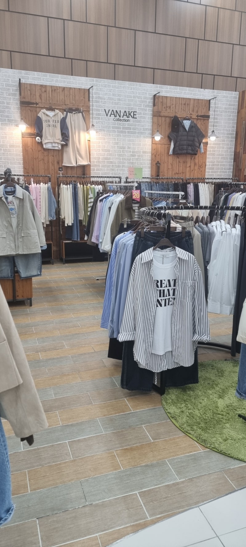 VEN AKE 퍼스트빌리지 둔포 반에이크 여성매장 1층
