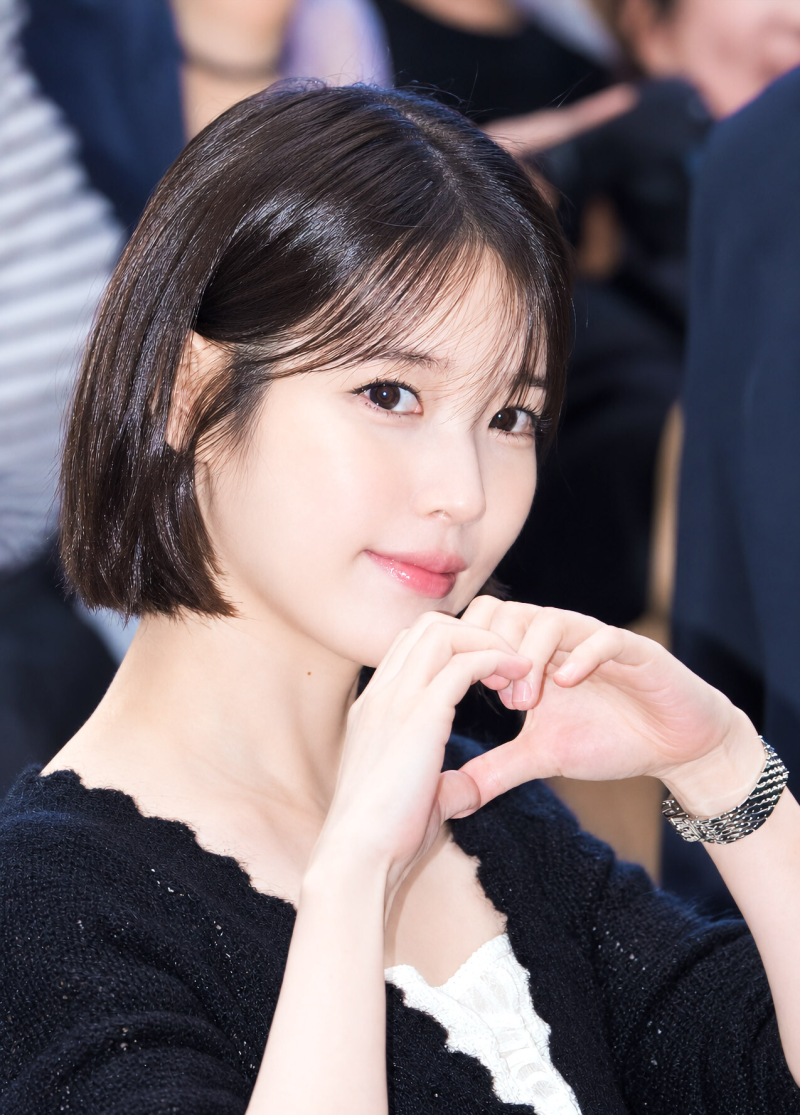 IU's short-haired knit look for stage greetings: A complete breakdown of 3 cardigans, priced from 230,000 to 1,160,000 won