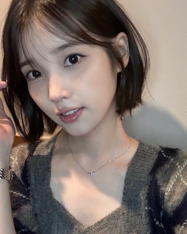 “10년 만에 단발로 잘랐는데…” 아이유, 가디건 하나 걸치자 확 달라진 ‘사복 분위기’