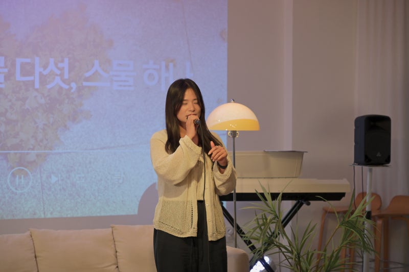 오늘은뮤직 평택점 오플리 무대에서 수강생이 마이크를 잡고 노래하는 모습