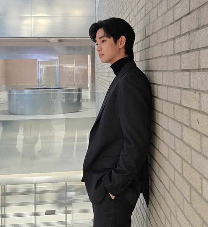 韓 복귀 무대 '포착' 김수현 프로필 고향 학력 재산 나이 작품활동 최근이슈 총정리