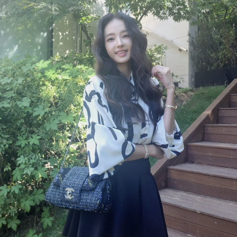 "누구세요?" 사진 몇 장으로 커뮤 뒤집은 40대 원조 바비인형 데일리룩