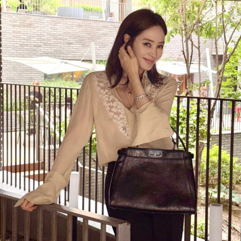 56살 나이가 믿기지 않는 김혜수 블라우스 가방 코디