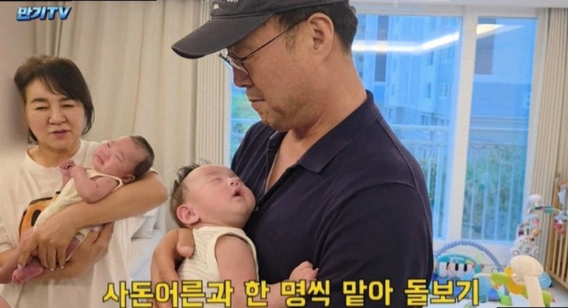 모래판의 천하장사 이만기 장사를 쩔쩔매게 만든 세쌍둥이 손주 육아의 행복한 일상