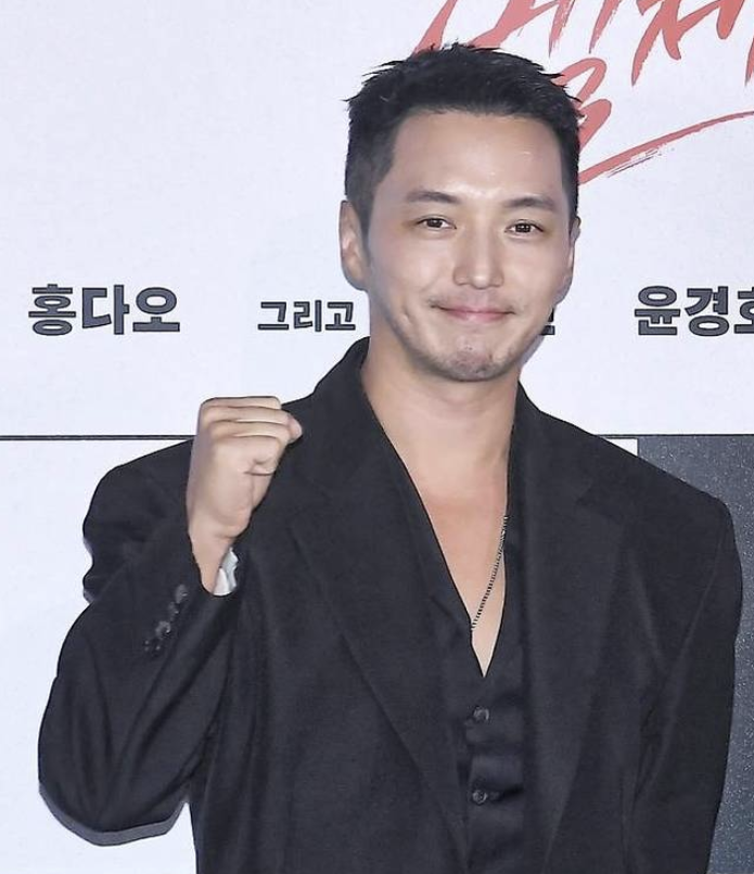 변요한 미생 합격한 날 뭐했나 했더니? 대본 내려놓고 도둑 추격
