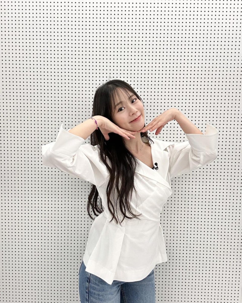 '목 디스크 치료 중'이라더니… 카라 한승연, 대학 축제 무대까지 오른 근황에 반응 심상치 ....