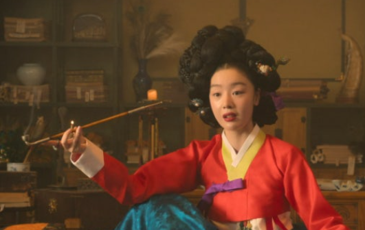 한선화, 넷플릭스 스캔들로 돌아왔다!원작에 없던 캐릭터로 보여준 파격 변신~
