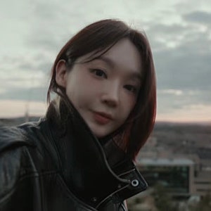 아비에무아 쇼룸 | 강민경 착장 입어보기 울 캐시미어 니트, 스웨이드 코트, 스트라이프 셔츠....