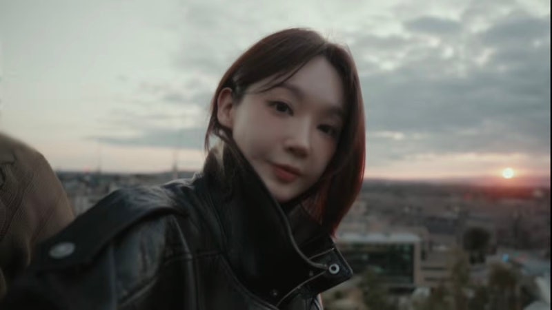 아비에무아 쇼룸 | 강민경 착장 입어보기 울 캐시미어 니트, 스웨이드 코트, 스트라이프 셔츠....