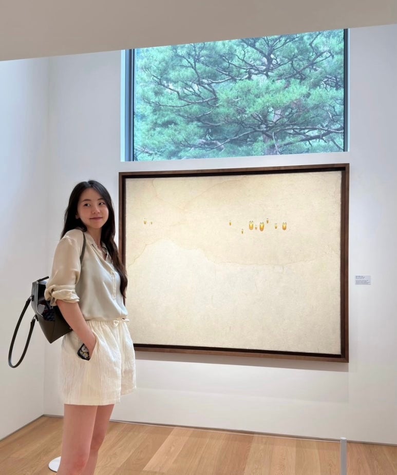 메종마르지엘라 가방 MM6 안소희 블라우스 패션 코디