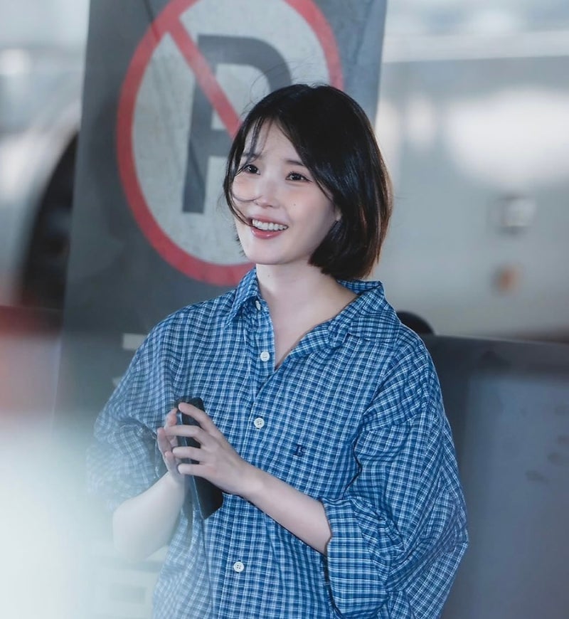 아이유가 매년 가을마다 꺼내입는 체크셔츠