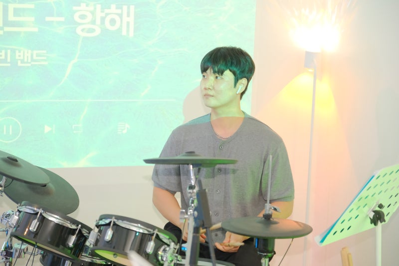 오늘은뮤직 안산점 드럼 레슨, 수강생이 드럼 세트 앞에서 스틱을 잡고 연주하는 모습