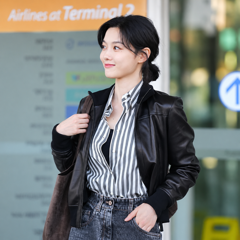26살 김유정 공항패션 벌써 가을이네, 가죽 자켓 이렇게 입으니 더 예쁘다