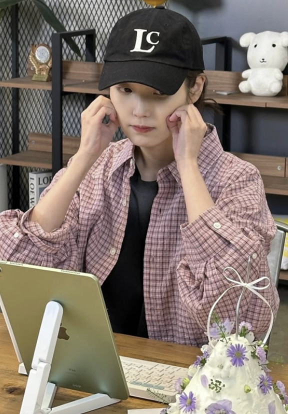 "아이유가 입자 또 품절..." 15만원대 체크셔츠, 대체 어디 제품이길래?