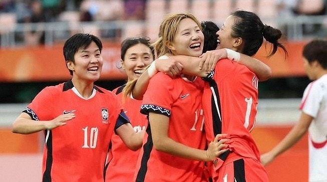 "김정은 코스프레" 관중석 깜짝 등장과 남북전, 여자축구 대표팀 현재 상황