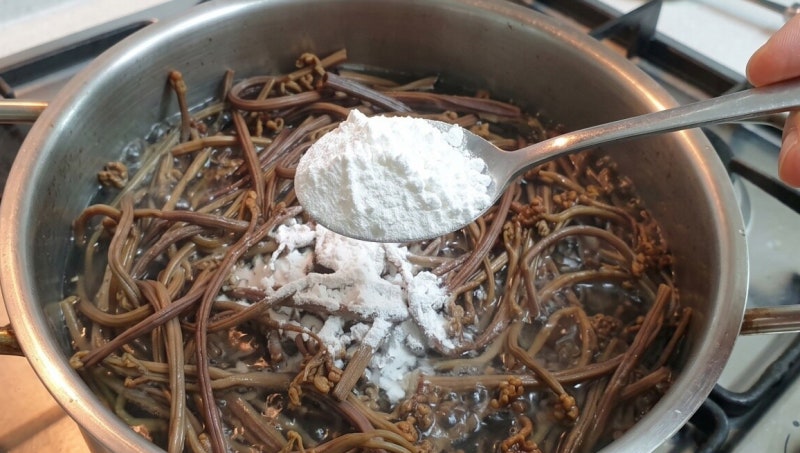 “고사리 그냥 삶으면 질깁니다” 추석 나물 맛 살리는 의외의 한 스푼, 쓴맛까지 잡는 방법