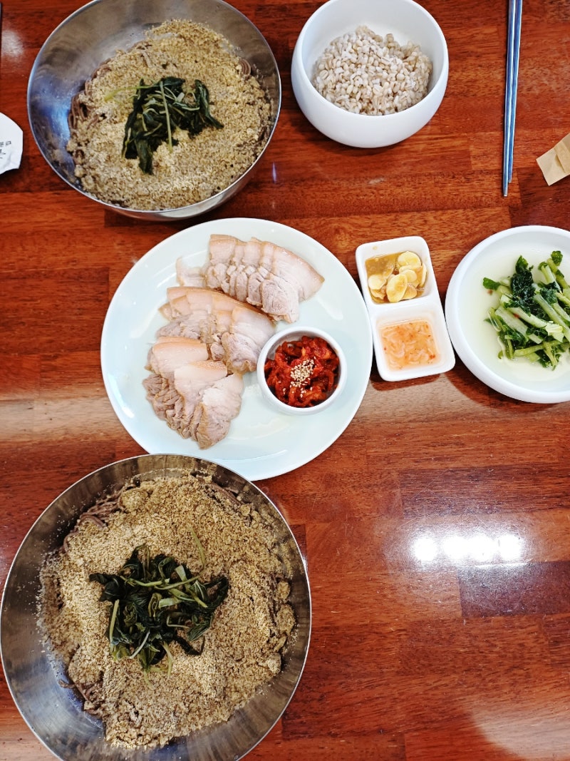 수원막국수 맛집 대궐막국수 수원직영점, 꼬순 들깨막국수와 한돈수육