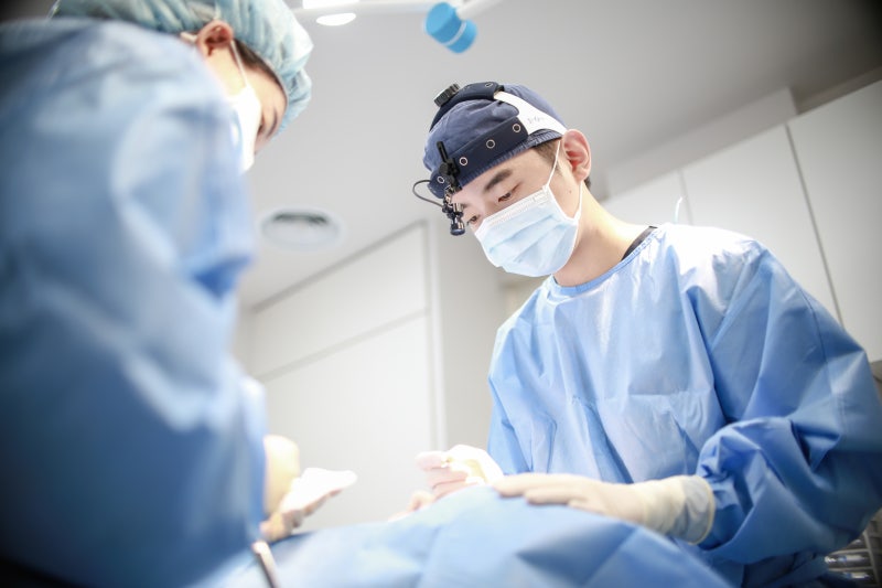 상안검하안검 수술은 어떻게 진행될까? 동시에 받을 때 확인할 점