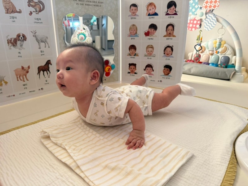 성장일기 :) 4개월 아기 터미타임, 이런 자세 괜찮을까요?