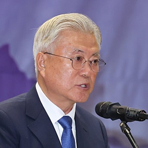‘뇌물 수수 혐의’ 문재인 전 대통령과 이상직 전 더불어민주당 국회의원, 내년 1월 국민참....