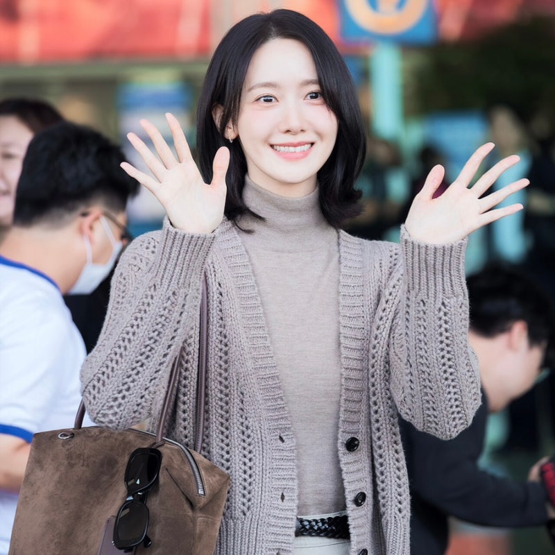 “연예인 공항패션의 교과서..” 윤아 막스마라 가디건 가방 코디