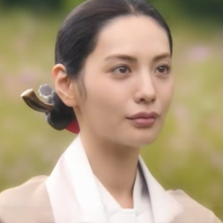 첫 사극인데 얼굴에 시선 쏠렸다…‘<b>입술 필러</b> 논란’ <b>나나</b>가 결국 ....