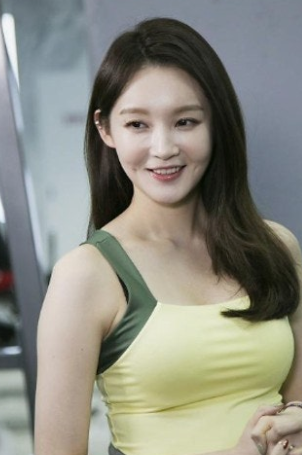 '잡티 늘었다' 털어놨던 34살 강민경, 쓰던 선크림 정체 알고 보니 결국 품절대란