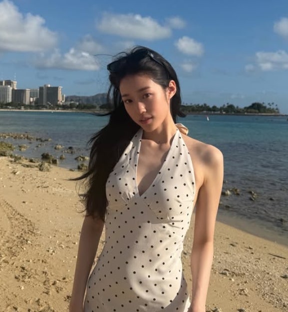 "어머어머 뒤태 무슨 일이야" 노윤서 하와이 해변 사진에 쏟아진 반응