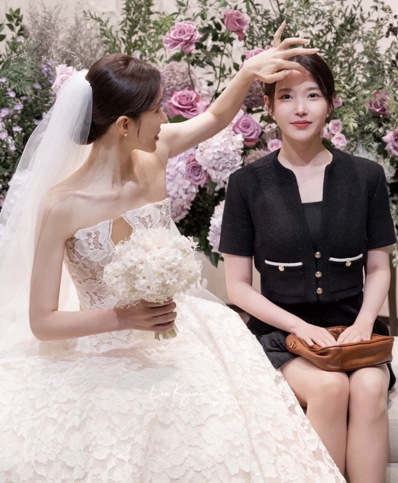 신부보다 튀지 않는데 사진 한 장으로 검색 폭발…아이유 하객룩, 블랙 트위드가 고급스러워....