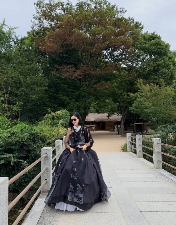 저승이룩 아니야? 고소영 올블랙 한복은 왜 이렇게 세련돼 보이지