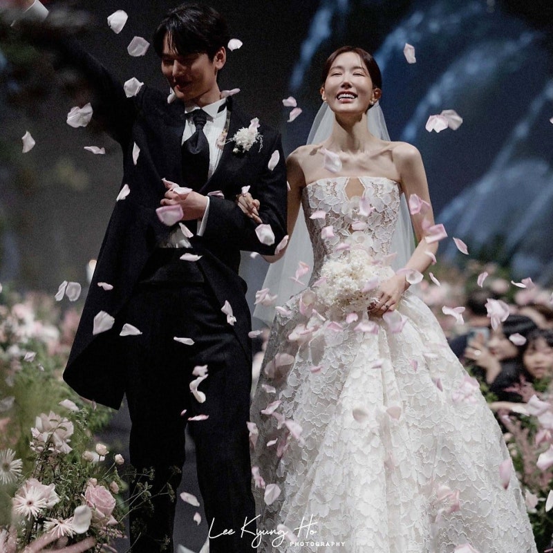 2022년 지연 결혼식 땐 브라운, 이번엔 블랙.. 아이유 하객룩 공식