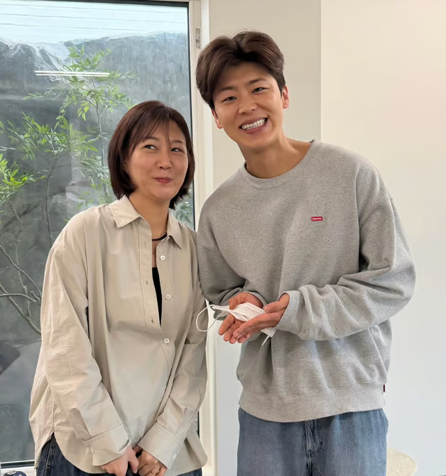 가수 장윤정, 후배들이 준비한 추석 선물에 환한 미소 지은 사연