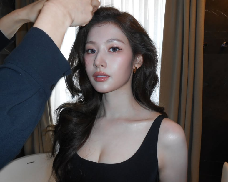 “사나 맞아? 고전 영화인 줄”…프라다가 선택한 사나, 블랙 드레스 하나로 끝냈다