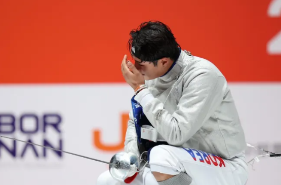 오상욱 아시안게임 사브르 2연패, 허리 부상 딛고 금메달 금빛 역전승