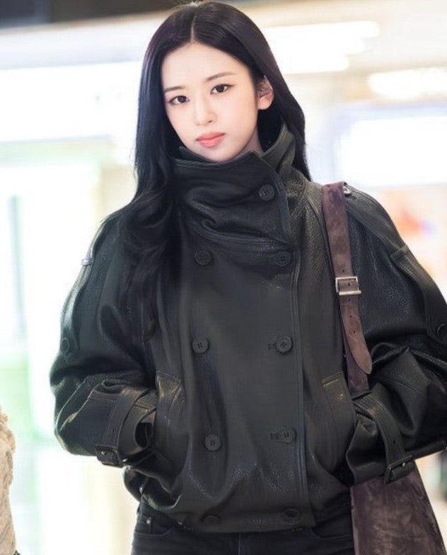“목까지 감싼 가죽 재킷이 다 했네…” 안유진, 스웨이드 백 하나 더하자 완성된 ‘가을 공....