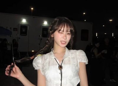 르세라핌 김채원, 이번엔 카우걸 변신... 허리 드러낸 컷아웃 패션 ‘눈길’
