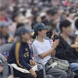 무대 아닌 관객석 맨 앞줄에? 소녀시대 유리의 뜻밖에 제주 근황