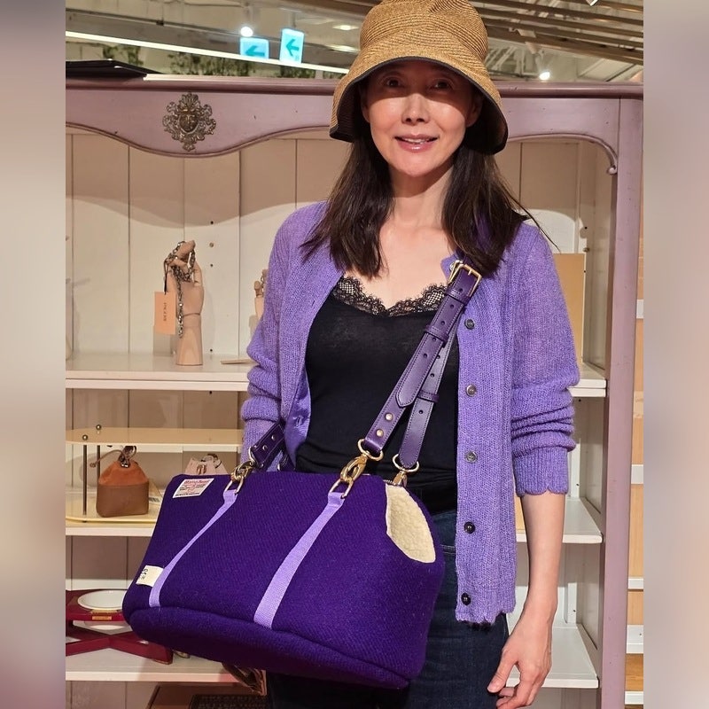 강수지 패션, 보랏빛 향기인 줄 알았는데 가방까지 보라색