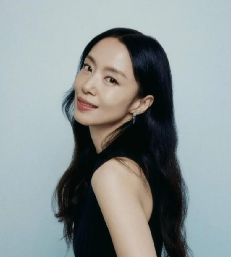 “아무리 봐도 못 알아보겠네” 53세 전도연, 눈썹까지 밀고 나타난 이유