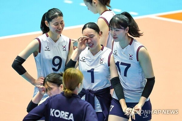 "8억 연봉도 소용없었다" 약체만 꺾던 한국 여자배구, 일본·태국에 연속 0-3 패배로 또 노메달